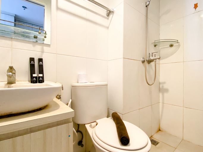 Bathroom 5, Cozy Stay Studio Tamansari Mahogany Karawang Apartment By Travelio, Karawang