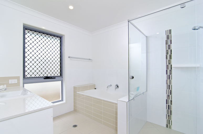 Bathroom 4, Sentosa at Tugun Beachfront Holiday Home, Gold Coast