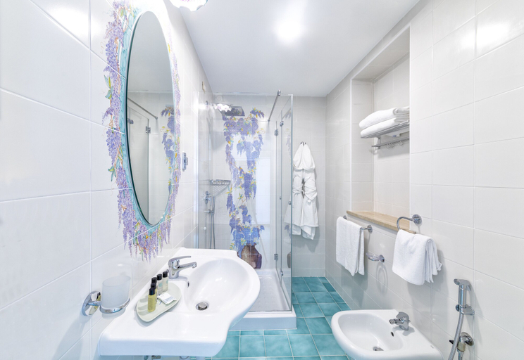 Bathroom 5, Hotel La Madonnina, Napoli