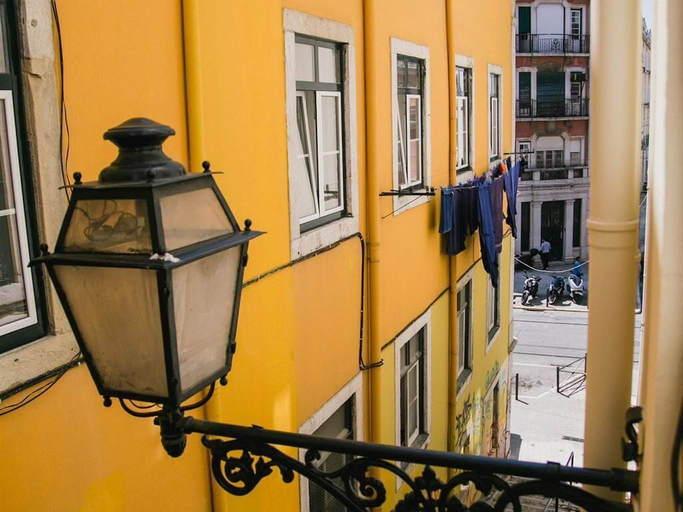 Others 5, Asul B&B, Lisbon