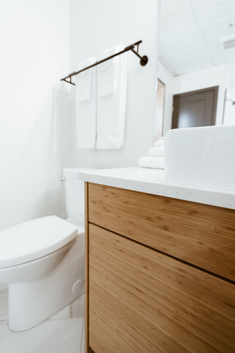Bathroom 4, The Flying Steamshovel Inn, Kootenay Boundary