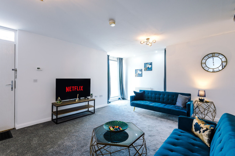 Others 5, 3 Bed House Manchester by MCR Dens, Manchester