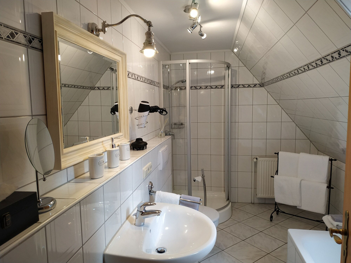 Bathroom 3, Ferienapartments Lüneburger Heide - Rehlingen, Lüneburg