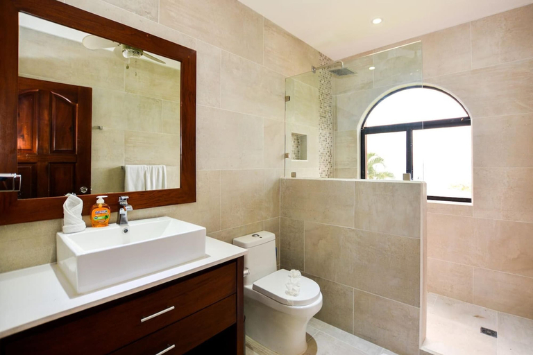 Bathroom 4, Elegant 3BR Beachfront Condo with Spacious Interior, Ocean-View Terrace & Direct Access to Playa Flamingo, Santa Cruz