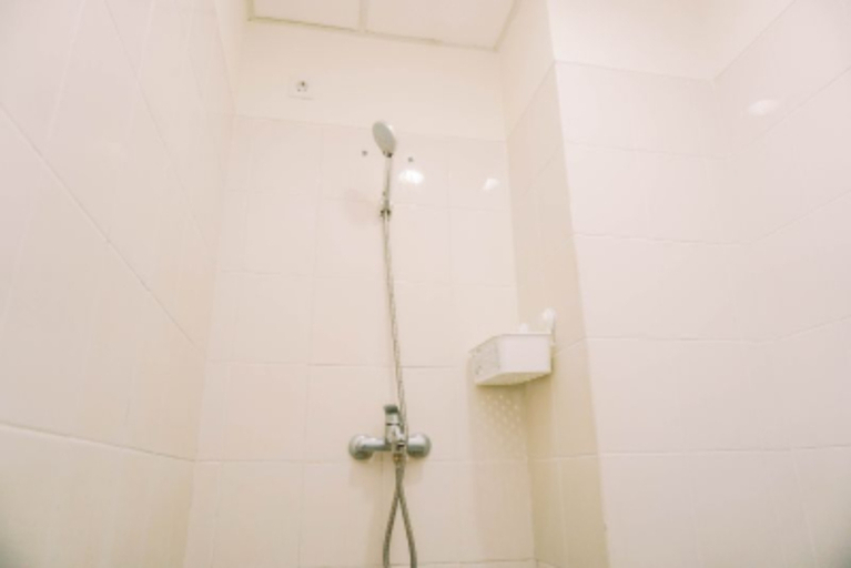 Bathroom 5, Spacious Studio at Akasa Pure Living BSD Apartment By Travelio, South Tangerang