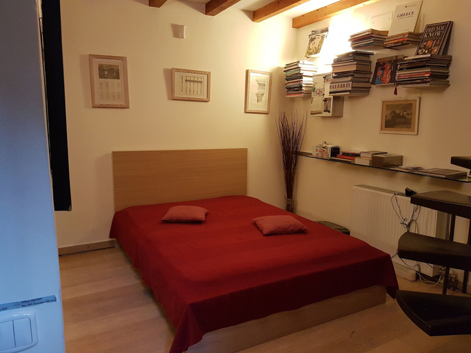 Bedroom 3, Live in the Shadow of the Acropolis, Attica