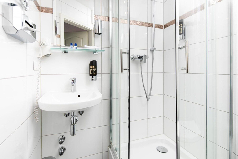 Bathroom 5, City Hotel Kaiserhof, Offenbach am Main