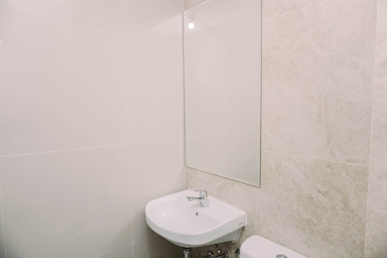 Bathroom 2, Best Choice and Homey Studio at Transpark Bintaro Apartment By Travelio, Tangerang Selatan