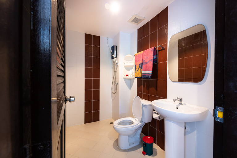 Bathroom 4, Baan Yuyen Karon Guesthouse, Phuket Island
