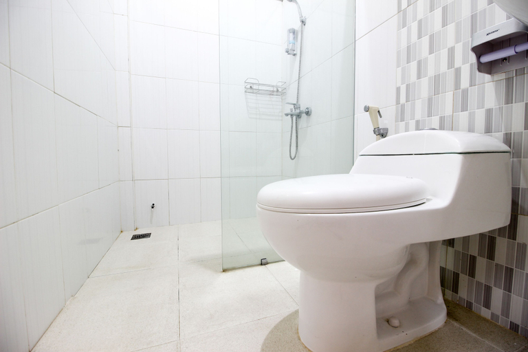 Bathroom 4, RedDoorz Plus near UPN Jogjakarta 2, Sleman