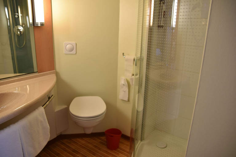 Bathroom 4, ibis Rochefort, Charente-Maritime