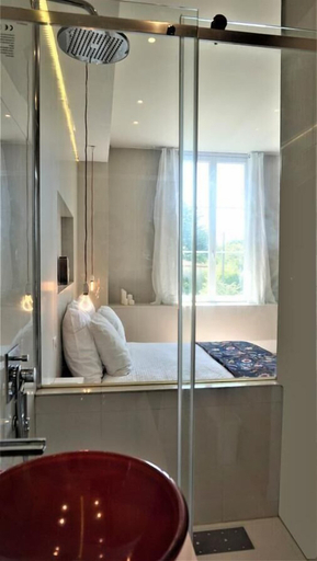 Bathroom 5, Chateau Bernon, Gironde