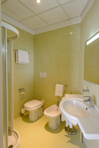 Bathroom 5, Hotel Continental, Treviso