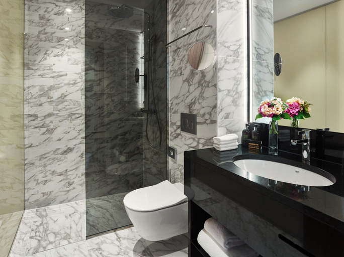 Bathroom 4, EST Grand Hotel Savoy, Budapesti