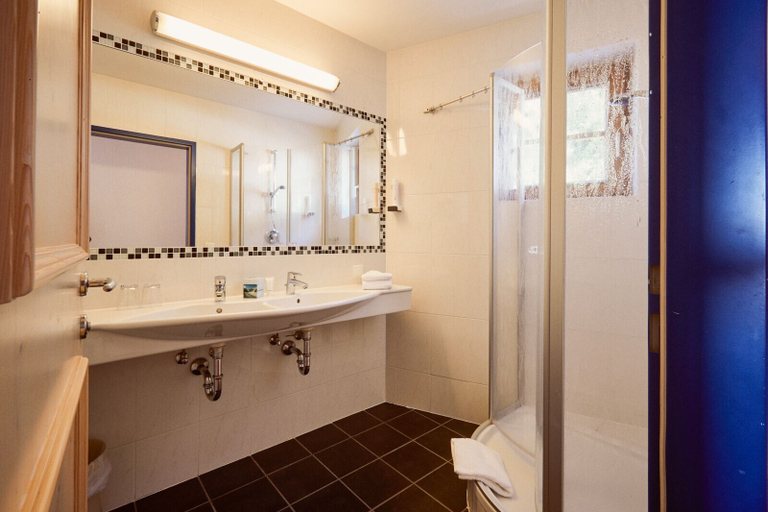 Bathroom 3, Hotel Enzian by Alpeffect Hotels, Sankt Johann im Pongau
