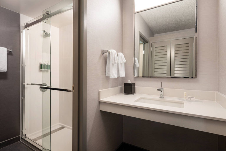 Bathroom 4, Courtyard by Marriott Seattle Southcenter, Tukwila