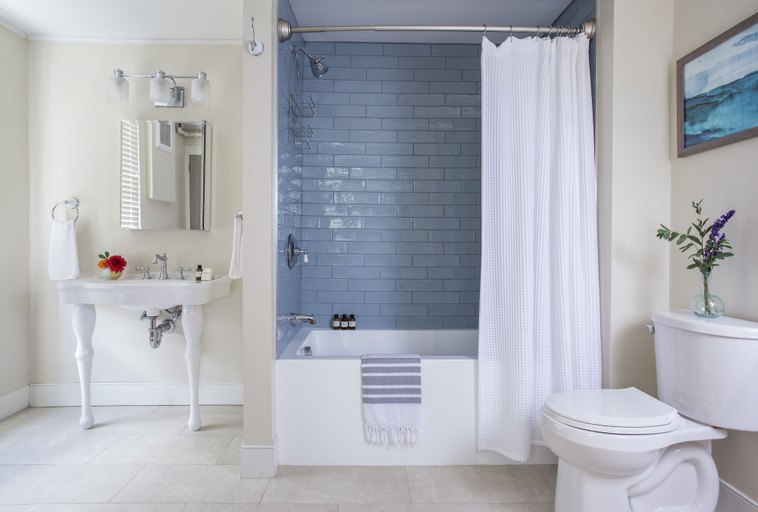 Bathroom 4, Chapter House, Barnstable