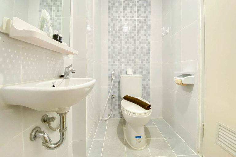 Bathroom 4, Simple and Cozy Stay Studio Tokyo Riverside PIK 2 Apartment By Travelio, Tangerang