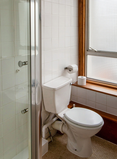 Bathroom 5, Cardiff Riverside Hotel by Belvilla, Cardiff