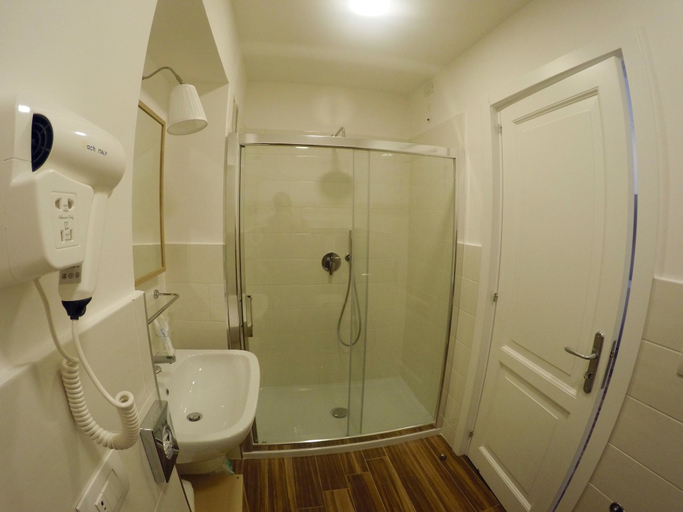 Bathroom 4, Rooms Stazione Centrale, Napoli