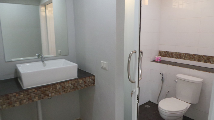Bathroom 4, AoPong Resort, K. Ko Kut