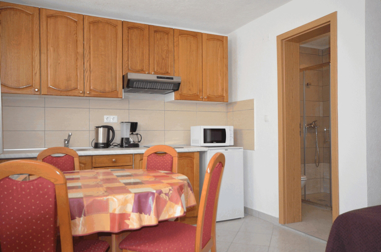 Others 5, Apartment Isic, Vir