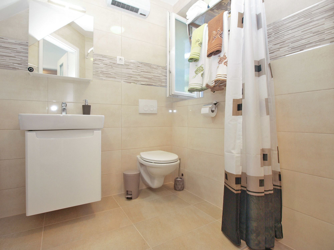 Bathroom 3, House 1708, Barban