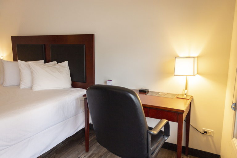Bedroom 3, Hotel Penticton, Okanagan-Similkameen