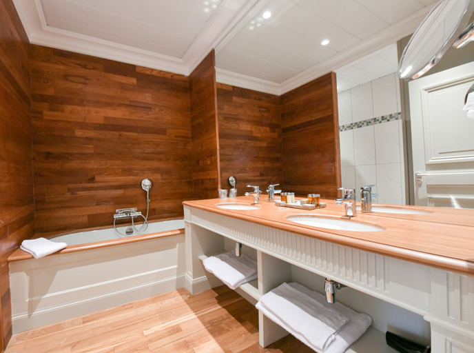 Bathroom 5, Chateau Grattequina, Gironde