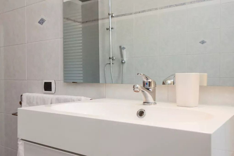 Bathroom 4, Comodo appartamento con due stanze al Colosseo, Roma