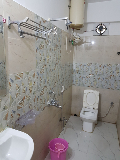 Bathroom 5, Jimmy Guest House, Kolkata
