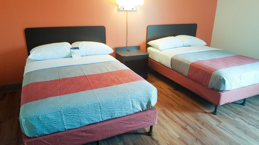Bedroom 2, Motel 6 Maryland Heights, MO, Saint Louis