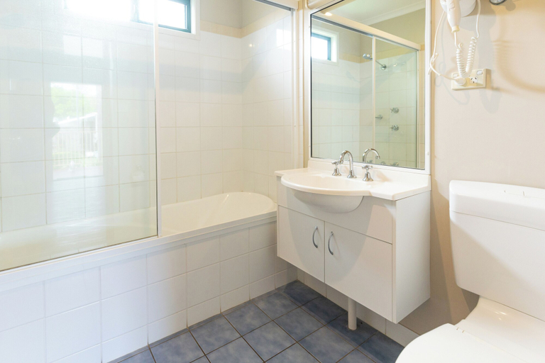 Bathroom 4, NRMA Forster Tuncurry Holiday Park, Great Lakes