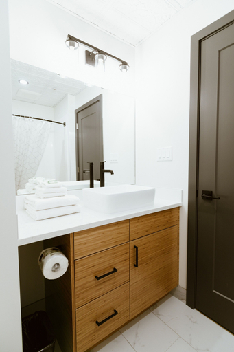 Bathroom 4, The Flying Steamshovel Inn, Kootenay Boundary