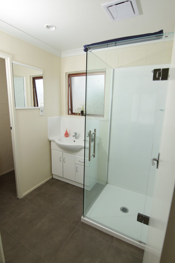 Bathroom 5, Pukekohe Motel, Franklin