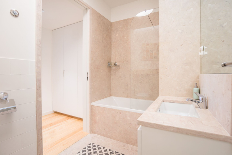 Bathroom 4, Spacious and Bright Apartment in Cais Sodre, Lisbon