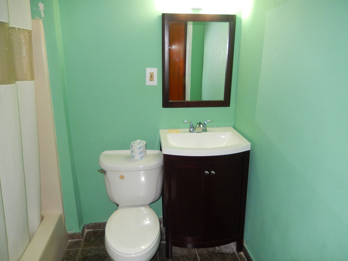 Bathroom 4, Riverview Motel, New Castle
