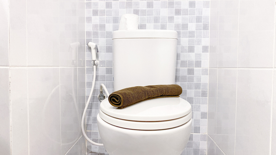 Bathroom 3, Cozy and Simply Look Studio Tokyo Riverside PIK 2 Apartment By Travelio, Tangerang
