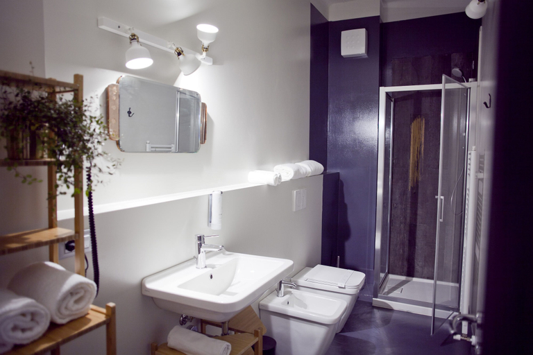 Bathroom 5, Pepita Lodge, Verona