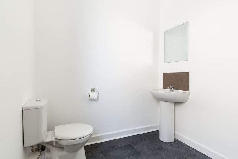 Bathroom 4, Pleasure Holiday Apartments, Blackpool