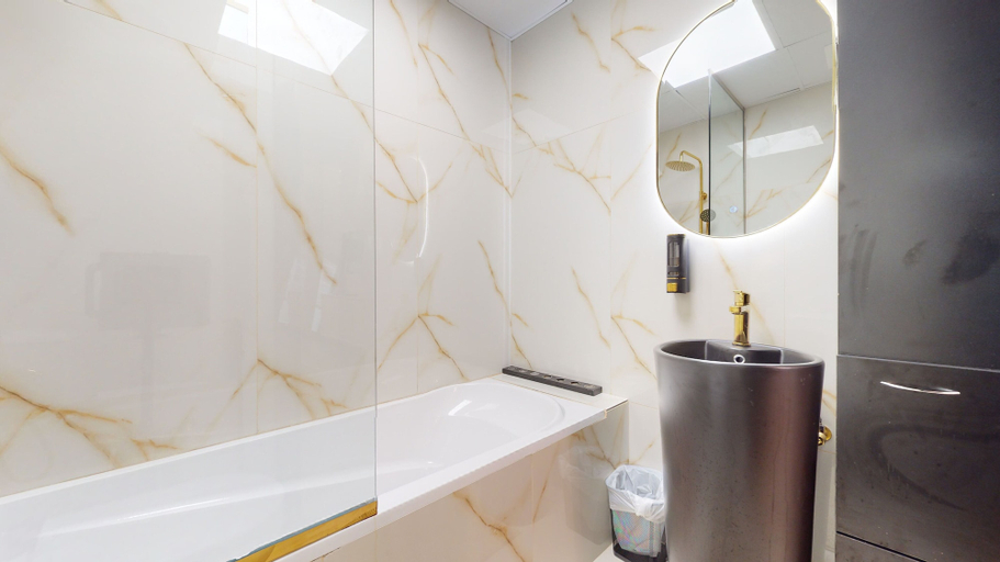 Bathroom 3, GreenFuture - Elegant Apartment With Balcony Near The Walk JBR, Dubai