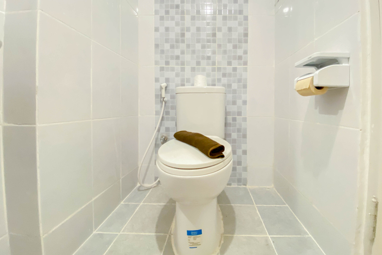 Bathroom 5, Simple and Cozy Stay Studio Tokyo Riverside PIK 2 Apartment By Travelio, Tangerang