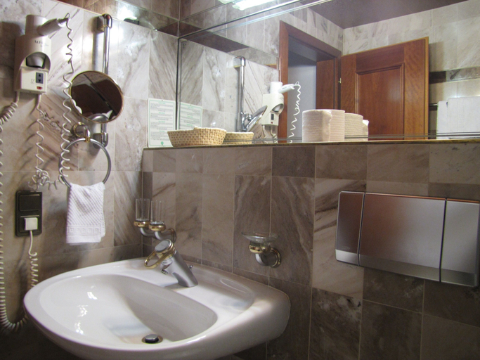 Bathroom 4, Hotel Tyrolis, Innsbruck Land