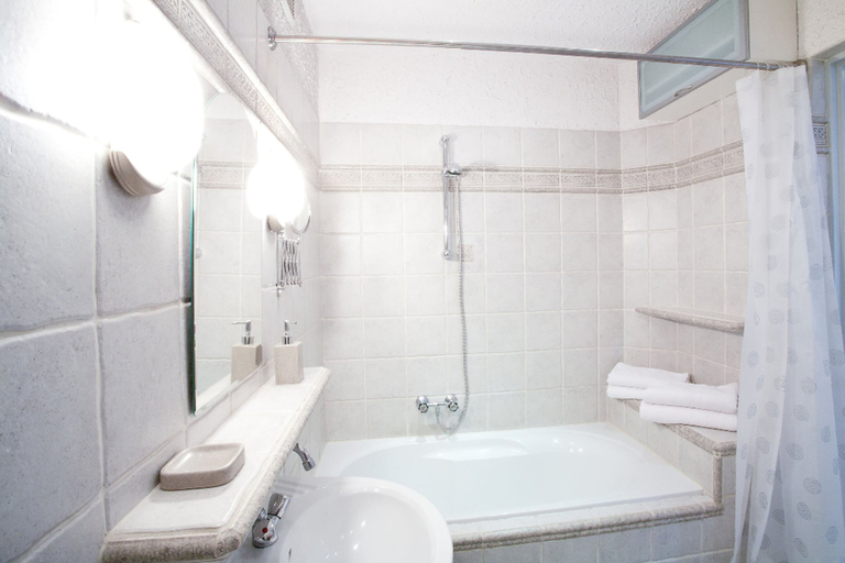 Bathroom 3, Faust and Mona Lisa Apartments, Kraków City