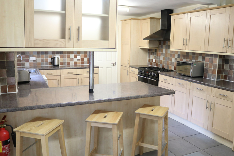 Others 5, Right Stays, Surrey
