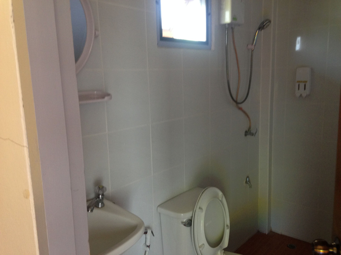 Bathroom 4, Odourpai, Pai