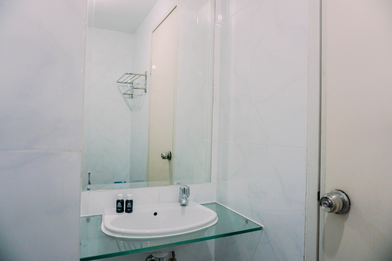 Bathroom 3, Modern and Nice Studio Apartment at Urban Heights Residences By Travelio, South Tangerang