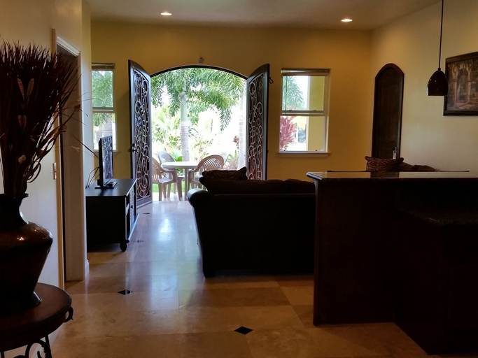 Others 5, Oceanfront Vacation Rental, Hawaii