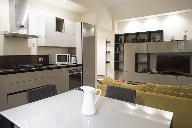 Others 5, 2 Bedrooms Flat with Parking near Metro Stop, Milano