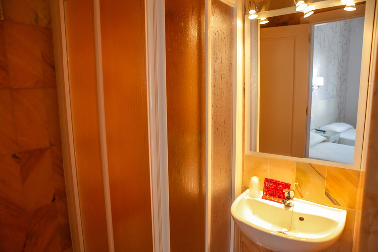 Bathroom, Hostal Chaikana, Cádiz